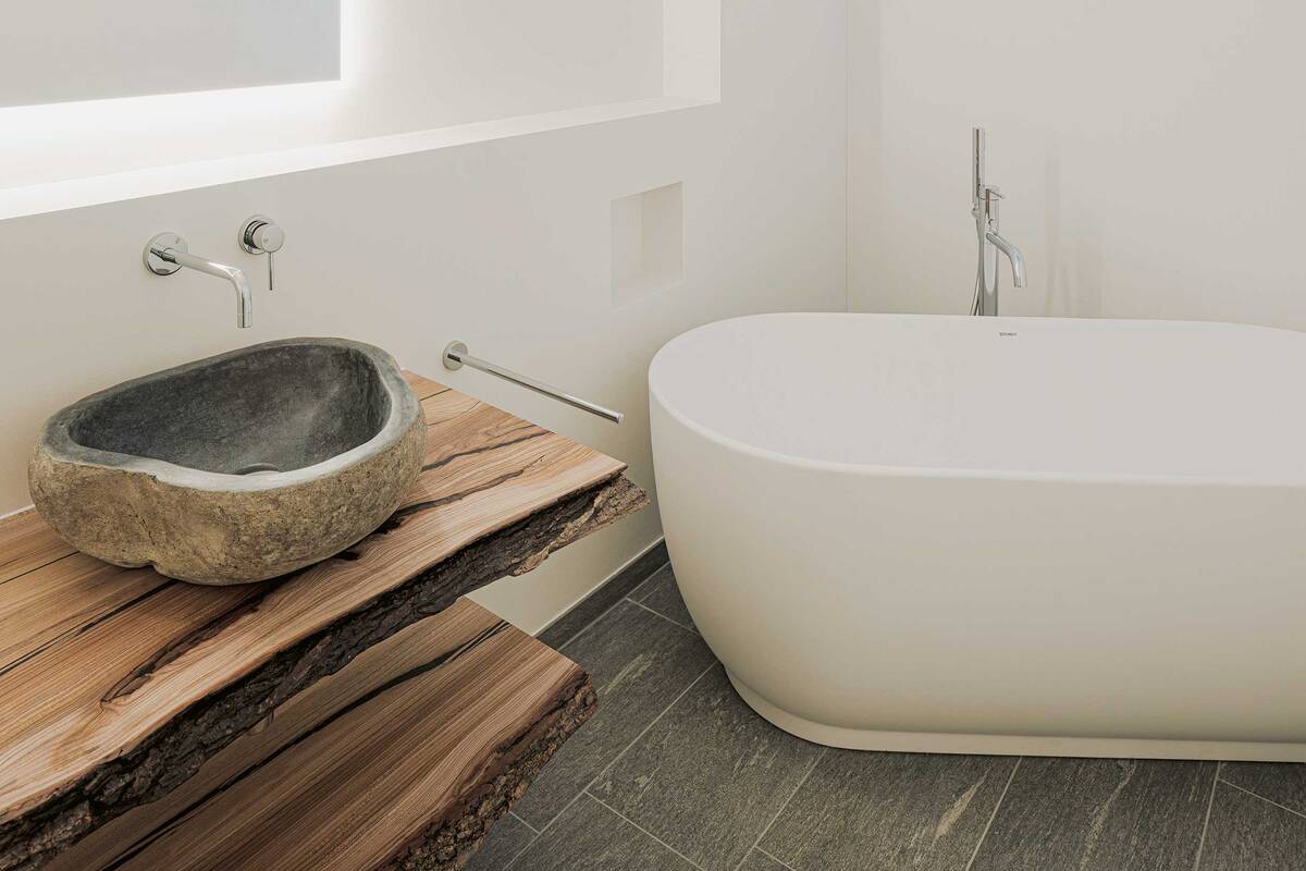 Holz und Stein – so wie sie auch in der Natur vorkommen – werden hier gemeinsam in Szene gesetzt und stehen in gelungenem Kontrast zur weissen Wanne. Itel AG.