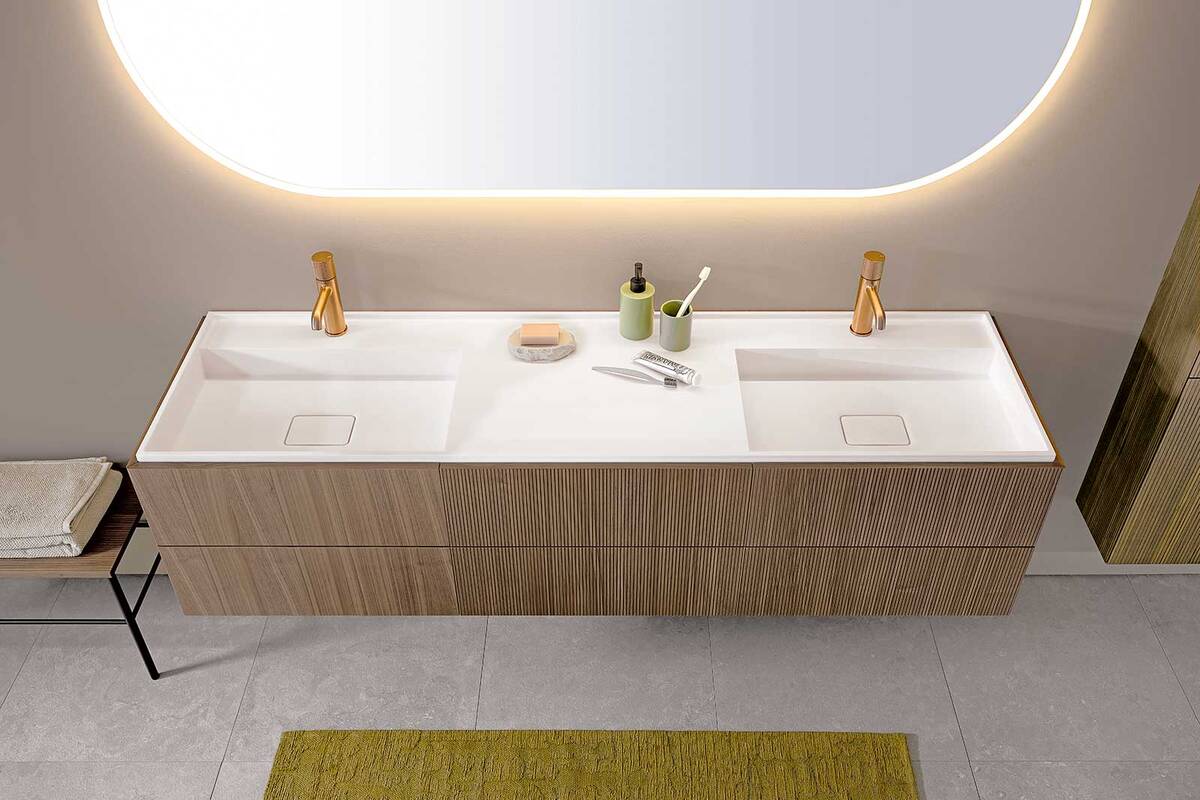 Die Waschbecken aus der Serie «Alterna alani» vermitteln Spa-Gefühl im Badezimmer. ­Natürliche Farben und Materialien stehen zur Auswahl. Neben dem Design in Echtholzfurnier ­setzen matte Lackfarben Akzente im Bad. Sanitas Troesch.