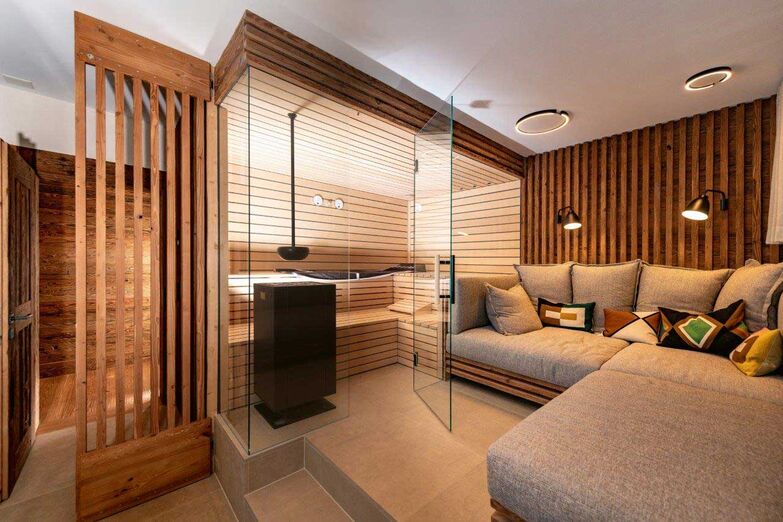 Design und Altholz vereint zur gemütlichen Wellnessoase.