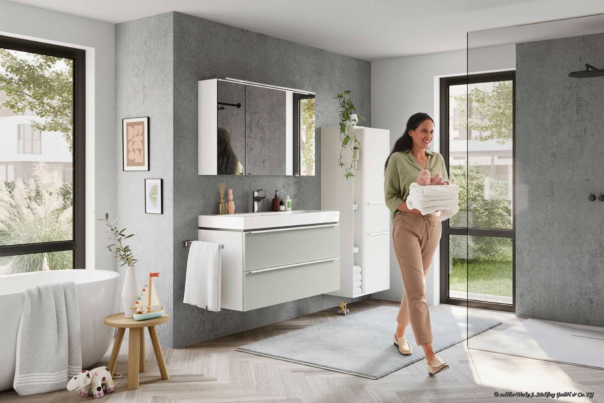 Die Trendfarbe Jade lässt sich wunderbar mit purem Weiss kombinieren und erzeugt so ein neues und inspirierendes Raumgefühl. Ideal, um die schlichten Elemente wie Waschtisch und Badschrank in ein sanftes Licht zu rücken. Fust.
