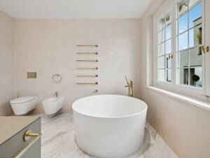 Bei diesem Objekt im modernen und gleichzeitig nostalgischen Stil wurden die Sanitärprodukte der Marmobisa AG eingesetzt. Zu den Highlights gehören die Badezimmermöbel von Antonio Lupi Design, die freistehende Badewanne und die Armaturen von Gessi. Marmobisa AG.