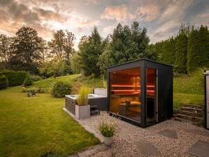 Für eine Gartensauna ist ein fester Untergrund wichtig. Sie wird individuell nach Kundenwunsch angefertigt und mit einem Kran vor Ort aufgestellt. Nero Wellness.
