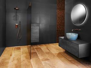 Exklusivität und Extravaganz bringen bronzefarbene Armaturen und die passenden Mosaikelemente in Kombination zum Anthrazit der Wände und einem effektvollen Lichtspiegel. Sabag.