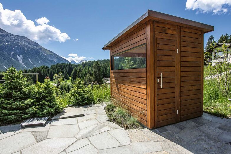 Eine Outdoor-Sauna ist Blickfang und Wellnessoase zugleich, freistehend im Garten oder platzsparend auf der Terrasse. Fitness Partner AG, www.fitness-partner.ch