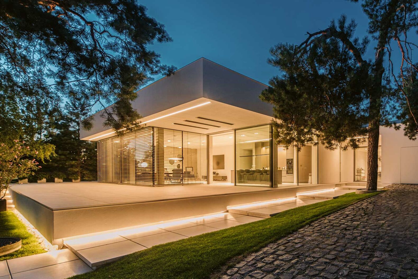 Raffstoren dosieren das Tageslicht nach den Bedürfnissen des Nutzers und sorgen dadurch für eine ideale Wohn- und Arbeitsatmosphäre. Sie können in das Smarthome integriert werden und haben damit ein enormes Potenzial für eine positive Gebäudeenergiebilanz. www.hella.info