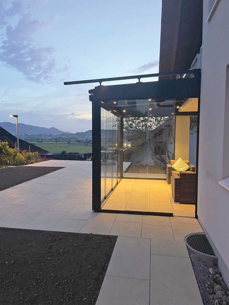 Transparenter Wetterschutz: Behagliche Wärme dank einer hochwertigen Sitzplatzverglasung. Die Firma Zubag installiert auf dem Balkon oder der Terrasse einen transparenten Wetterschutz, der Wind und Regen fernhält. Die Verglasung dämpft Aussengeräusche und sorgt für mehr Ruhe und Erholung. 
Zubag Wintergärten-Metallbau AG, www.zubag.ch