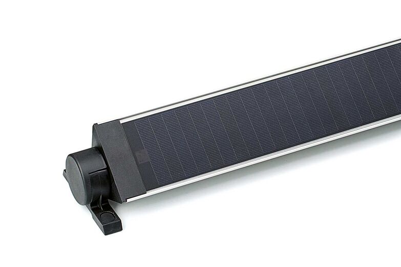 Sichtschutz mit Sonnenenergie: Bei einem Hausbau oder einer Renovierung wird vermehrt auf energiesparende Konzepte geachtet. Das autarke Antriebssystem von Elero wird mit Solarenergie betrieben. Es wird kein Anschluss ans Stromnetz oder an ein Steuergerät benötigt. Gartenhäuser und Garagen in peripherer Lage profitieren davon genauso wie Einfamilienhäuser, die für sich eine automatisierte Lösung suchen. 
Meimo AG, www.meimo.ch