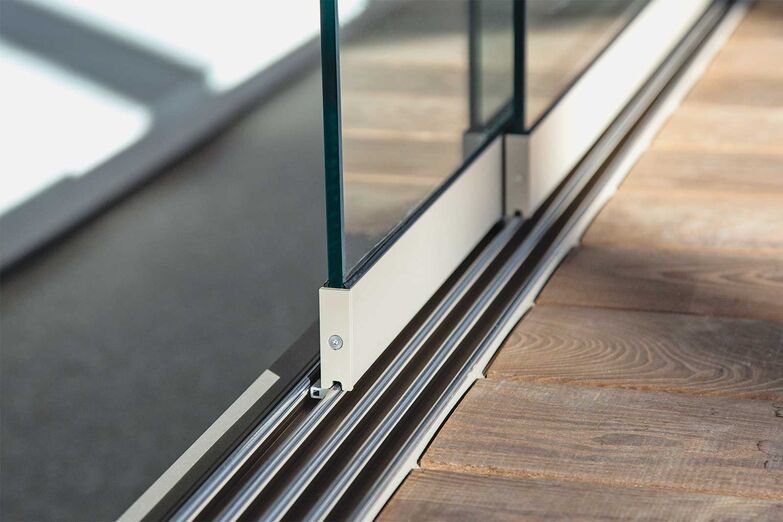 ... Die flachen Laufschienen sind kaum sichtbar und lassen die Glasschiebewände sanft hin- und her gleiten. Ein offenes, lichtdurchflutetes Raumgefühl entsteht. 
Renson, www.renson.net
