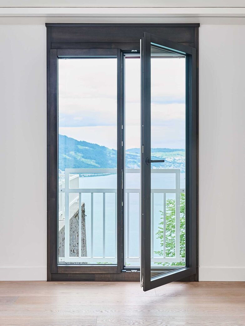 Weitblick: Das Fenstersystem «NF1» von 4B setzt auf schmale Rahmen mit viel Glas, wodurch Räume heller wirken und Fassaden ruhiger erscheinen. Von flächenbündigen Designvarianten bis zur XXL-Ausführung deckt es unterschiedliche architektonische Ansprüche ab. 
4B AG, www.4-b.ch