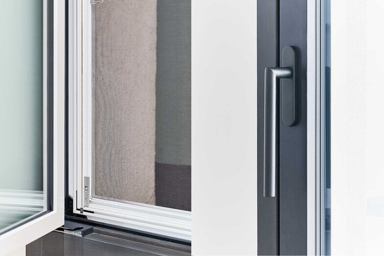 Schweizer Innovation: Moderne Architektur verlangt Fenster, die Leichtigkeit und Licht verkörpern. Die «NF1»-Fenster von 4B überzeugen durch eine klare Linienführung, eine gute Dämmung und einen effektiven Schallschutz. Die stabile Konstruktion macht das Zuhause einbruchsicher. Sie wird aus Holz und Metall in der Schweiz gefertigt. 
4B AG, www.4-b.ch