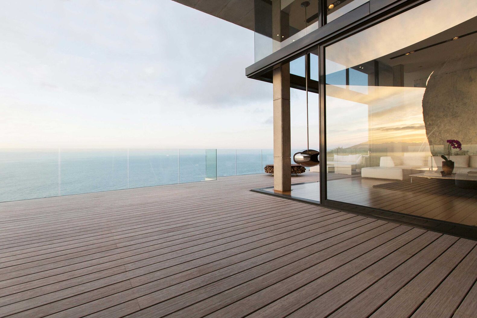 Terrassendielen aus dem Holz-/Kunststoffgemisch WPC sind formstabil, splittern nicht und müssen nie geölt werden. Tomwood AG, www.tomwood.ch