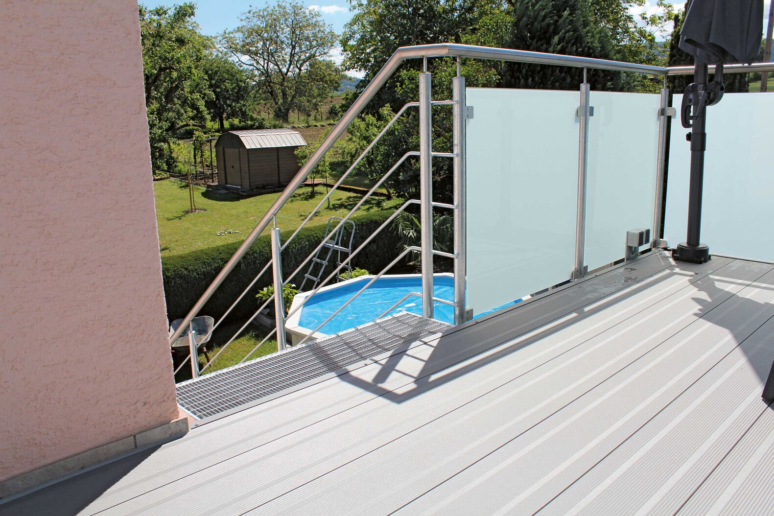 Der Balkonboden «Alu-Modern» besteht aus wartungsfreien Aluminium-Paneelen, die schnell montiert sind und lange halten. In sechs Farben erhältlich, von Eisenglimmer bis Holzoptik. Neomat AG, www.neomat.ch