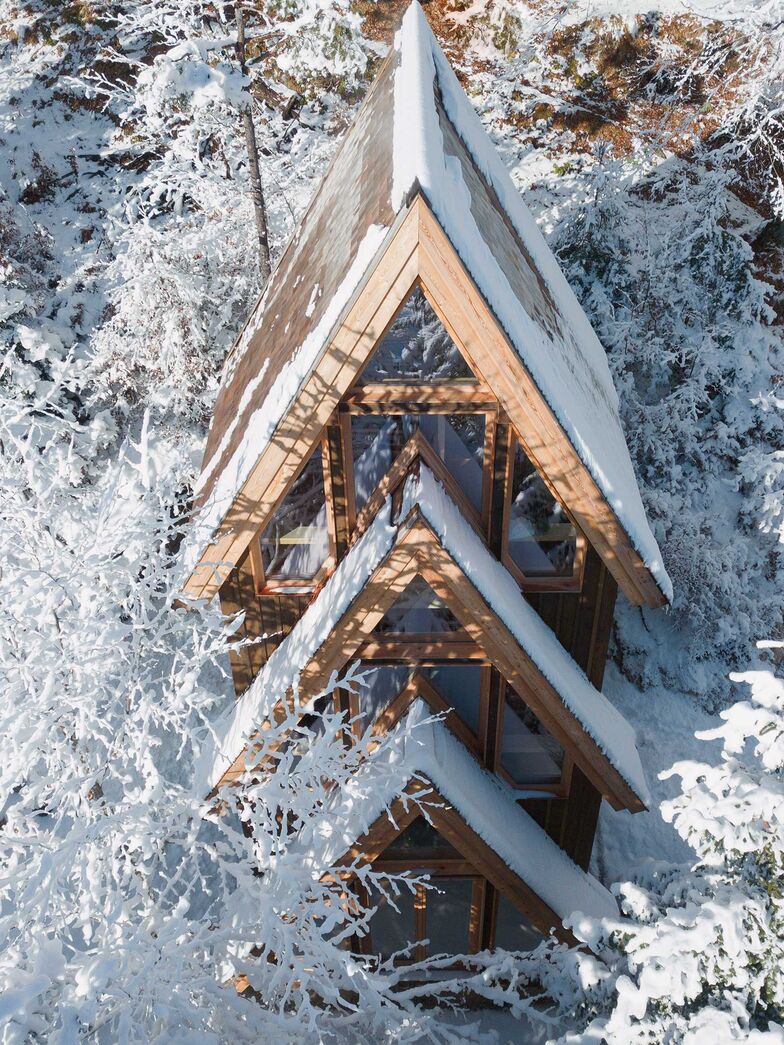 «Ziel war es, ein Chalet zu schaffen, das sich vollkommen in die Natur einschmiegt», so Luca Beltrame über seinen Wohlfühlort im Wald von Tarvisio.