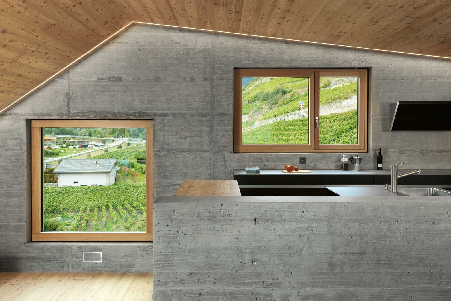 Nicht zufällig sind Holz- und Holz-/Aluminium-Fenster so gefragt: Der Baustoff ist nachhaltig und gibt Räumen ein natürliches Flair. Ego Kiefer AG, www.egokiefer.ch