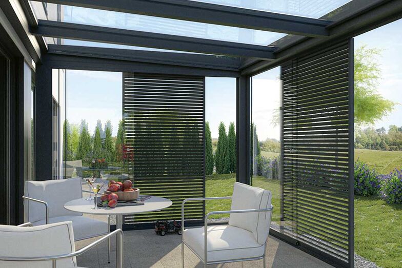 Glas-Schiebewände erweitern den Wohnraum und verlängern die Outdoor-Saison. Hier mit verschiebbarem Sonnenschutz. Neomat AG, www.neomat.ch