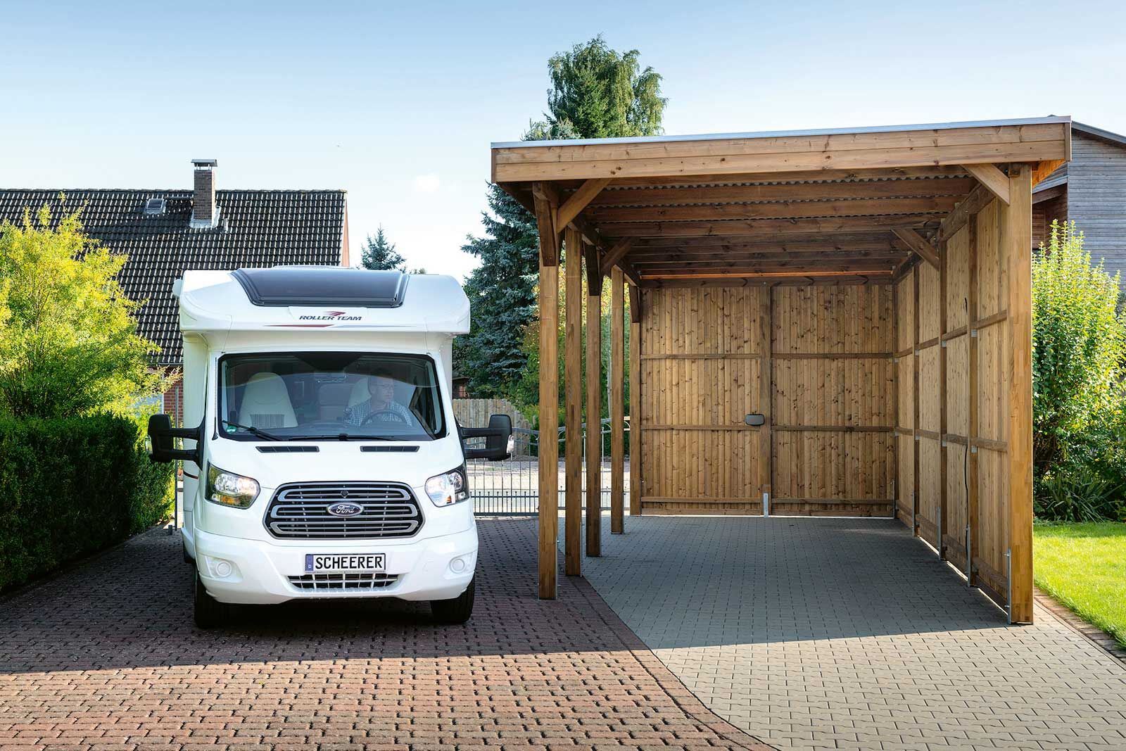 So einzigartig wie das Haus kann auch der dazu passende Carport sein, ob luftig-leicht, natürlich-rustikal oder städtisch-modern. Vom Einsteigermodell bis hin zur exklusiven Spezialanfertigung bietet Tomwood den passenden Schutz für ein, zwei oder mehrere Autos. Optional kann der Autounterstand mit einer Anbaukammer, Seitenwänden, Dachbegrünung oder hoher Ausführung für Wohnwagen gefertigt werden. Tomwood AG, www.tomwood.ch