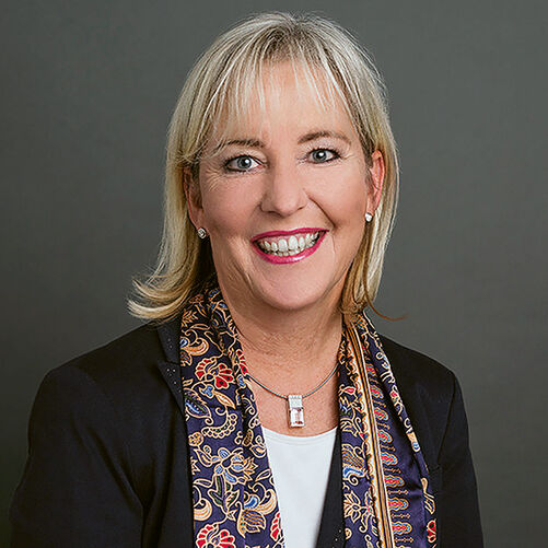 Beatrice Metzger, CEO Starhaus

Umfassende Betreuung: «Bei der Planung und beim Bau der Häuser unserer Kunden ist das Starhaus-Team mit Herz und Kompetenz bei der Sache. Bauen soll unseren Kunden Freude machen. Starhaus errichtet für ihre Kunden individuell geplante Massivhäuser zum Festpreis. Jedes Projekt wird mit aller Sorgfalt vorbereitet und die Wünsche der Kundschaft fliessen so früh wie möglich in die Planung ein. Damit haben wir eine gute Grundlage, das Haus innerhalb des vorgegebenen Budgetrahmens realisieren zu können. Bei der Realisierung unserer Häuser arbeiten wir stets mit qualitätsbewussten und zuverlässigen Schweizer Handwerksbetrieben zusammen.»
