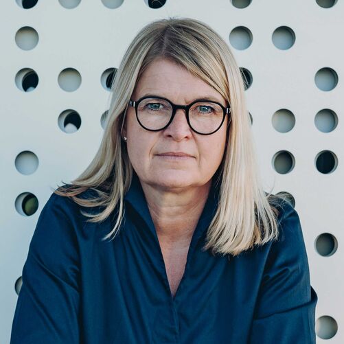 Dagmar Fritz-Kramer, Geschäftsführerin Baufritz

«Wir wissen, dass Bauherren selbst in der Hand haben wollen, wie sie wohnen», bekräftigt Dagmar Fritz-Kramer, Geschäftsführerin des Hausherstellers Baufritz den Sinn einer Planungs-Software. Baufritz bietet deshalb den «my smart green home»-Konfigurator an. Auf Basis beliebter Grundriss-Varianten können sich Interessierte jeweils ihr Wunschhaus zusammenstellen. Zu Beginn stehen Hobbyplanenden die drei Grössen S, M oder L zur Wahl, sodass auch die jeweilige Grundstückssituation berücksichtigt werden kann. Mit weiteren Klicks lassen sich Kubatur, Dachform, Anzahl von Geschossen und Zimmern sowie andere Details festlegen. Die Besonderheit des Baufritz-Konfigurators: Der Bauherr sieht nicht nur das architektonische Ergebnis, sondern wird auch in Echtzeit über die Auswirkungen auf den Preis informiert. Das erleichtert die Entscheidungsfindung und kann so die Bauzeit verkürzen. Zumal auch Bodenplatte oder Keller bei der Kreation des Hauses berücksichtigt werden.