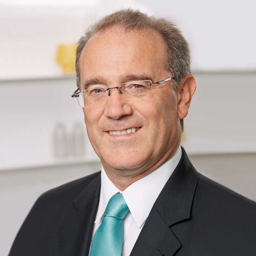 Klaus-Dieter Schwendemann, Leiter Marketing Weber Haus

Intelligent und energieeffizient: «Ein smartes Heim bedeutet mehr Komfort, da es viele Alltagsaufgaben übernimmt, aber auch die Sicherheit in den eigenen vier Wänden spielt eine zentrale Rolle. Die Mehrheit der Bauherren möchte darauf nicht mehr verzichten, weshalb Weber Haus die Haussteuerung WeberLogic 2.0 bereits seit drei Jahren im Standard anbietet. Immer mehr Bauherren richten den Fokus auf die Energieeffizienz und Umweltfreundlichkeit ihres Neubaus und entscheiden sich für ein WeberHaus in Holzfertigbauweise. Unsere Gebäudehülle ÖvoNatur Therm sorgt für einen hervorragenden Wärme- und Kälteschutz und legt damit die Basis für einen niedrigen Energieverbrauch.»