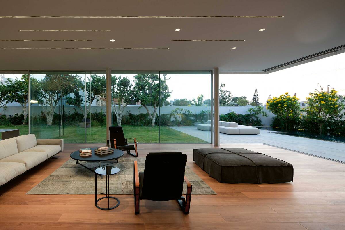 Das rahmenlose Schiebefenster überzeugt durch filigrane Profilgeometrie sowie den boden-, decken- und wandbündigen Einbau. Keller Minimal Windows über Atrium-design AG.