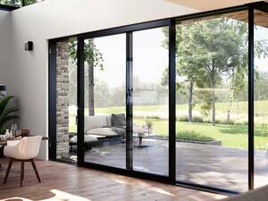Das Hebe-Schiebefenster «Master Patio» besticht durch klare Linien. Es wird aus recycelten Materialien und nahezu ohne Ausschuss produziert. Reynaers Aluminium AG.