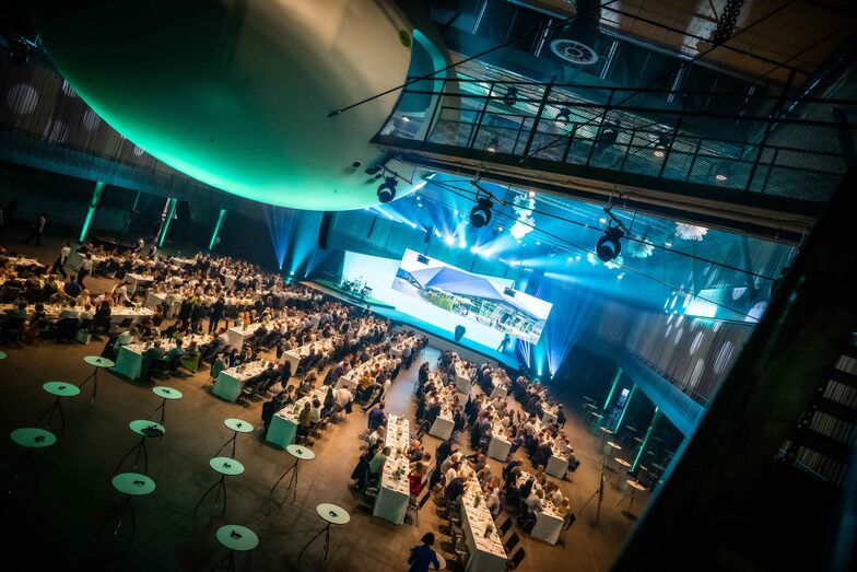 Zahlreiche Gäste aus Politik, Wirtschaft und den Hochschulen sind zum Jubiläumsfest in der Umwelt Arena erschienen.