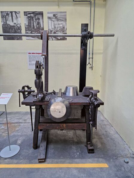 In den Anfangszeiten, «als alles begann», wie hinten an der Wand zu lesen ist, wurde jedes Teil von Hand an der Werkbank hergestellt. Die alten Werkzeuge können nun im ­Firmenmuseum bestaunt werden.