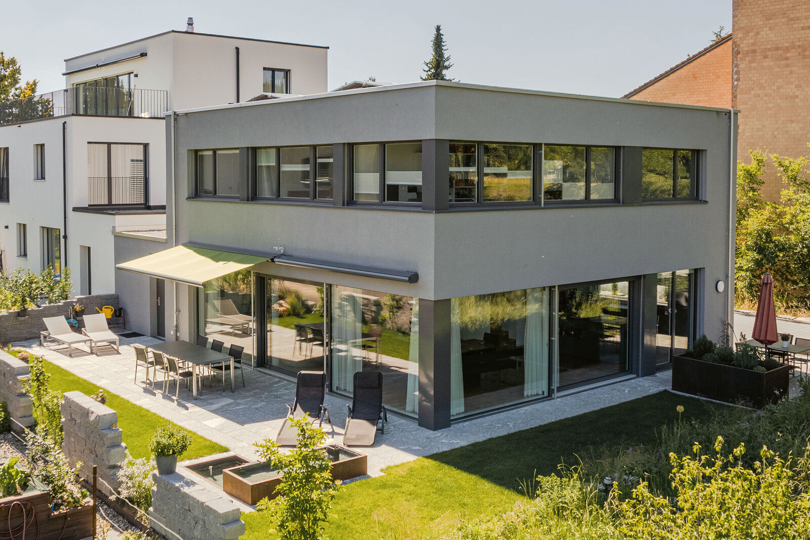 Das Haus liegt eingebettet in ein Quartier, verfügt aber dennoch über genügend Privatsphäre und Grünfläche.