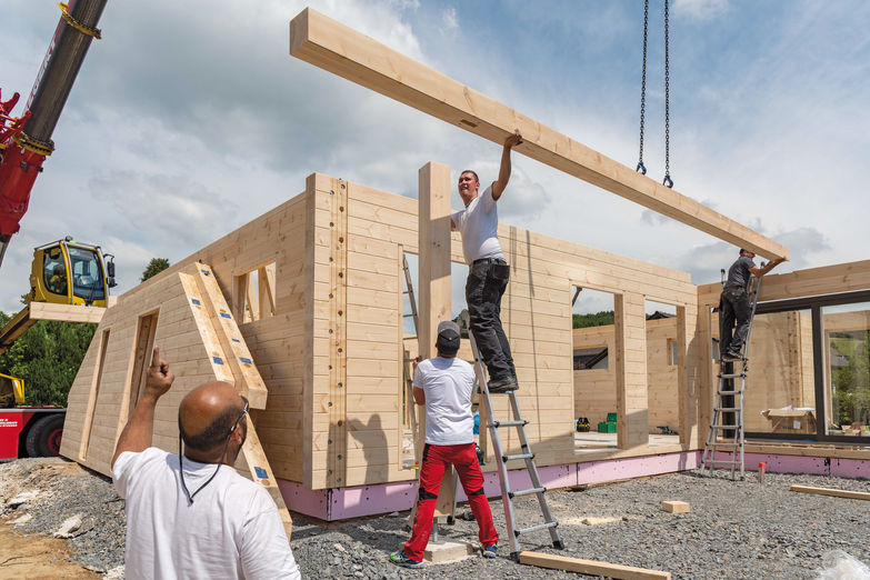 Auf der Baustelle werden die im Werk vorgefertigten Elemente montiert.