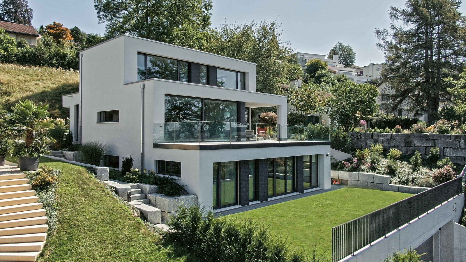 Das Terrassenhaus mit optimal geplanter Architektur bietet Weitblick und zeitgemässes, grosszügiges Wohnen.