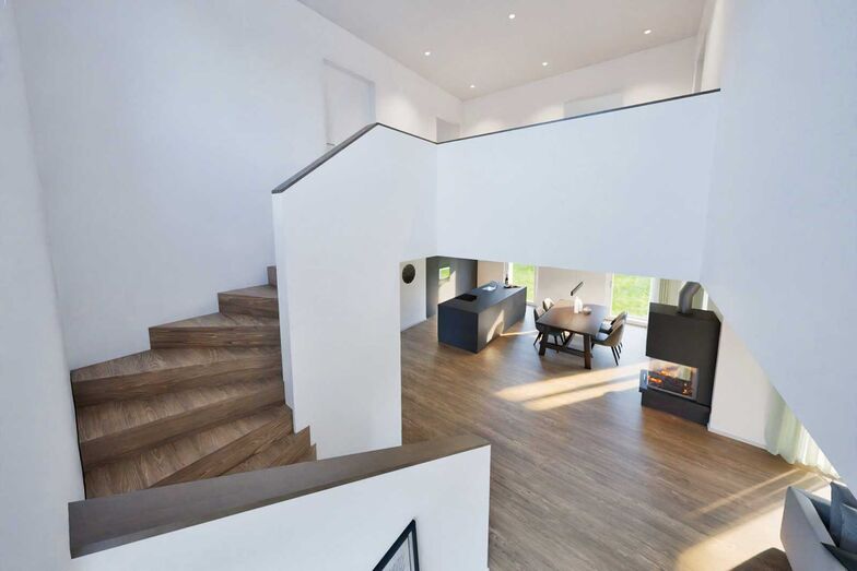 Durch die offene Galerie wird die Wärme des Pelletofens optimal im Haus verteilt.