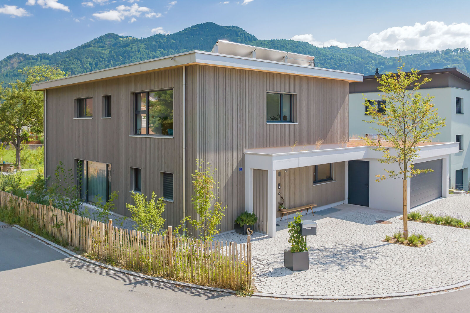 Bei diesem Kobelthaus vereinen sich traditionelle Zimmermannskunst, moderne Produktionstechnik und kreative Architektur.