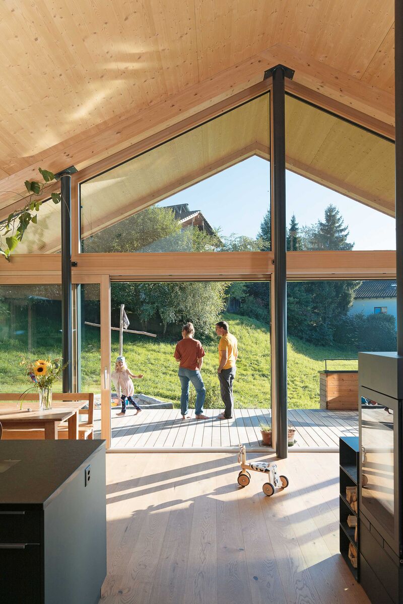 Die grossen Fenster lassen den Innenraum mit der Terrasse verschmelzen.