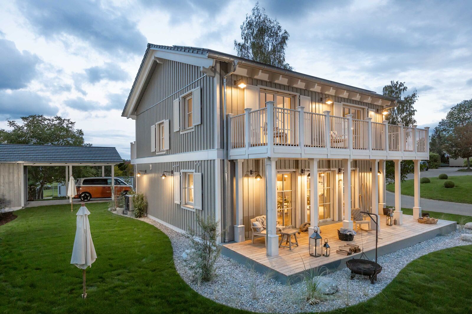 Die Holzfassade besteht aus breiten Fassadenbrettern und schmalen Deckleisten.