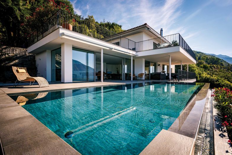 Im mittleren Geschoss befindet sich der Hauptraum des Hauses, davor der Pool und eine grosse Terrasse.
