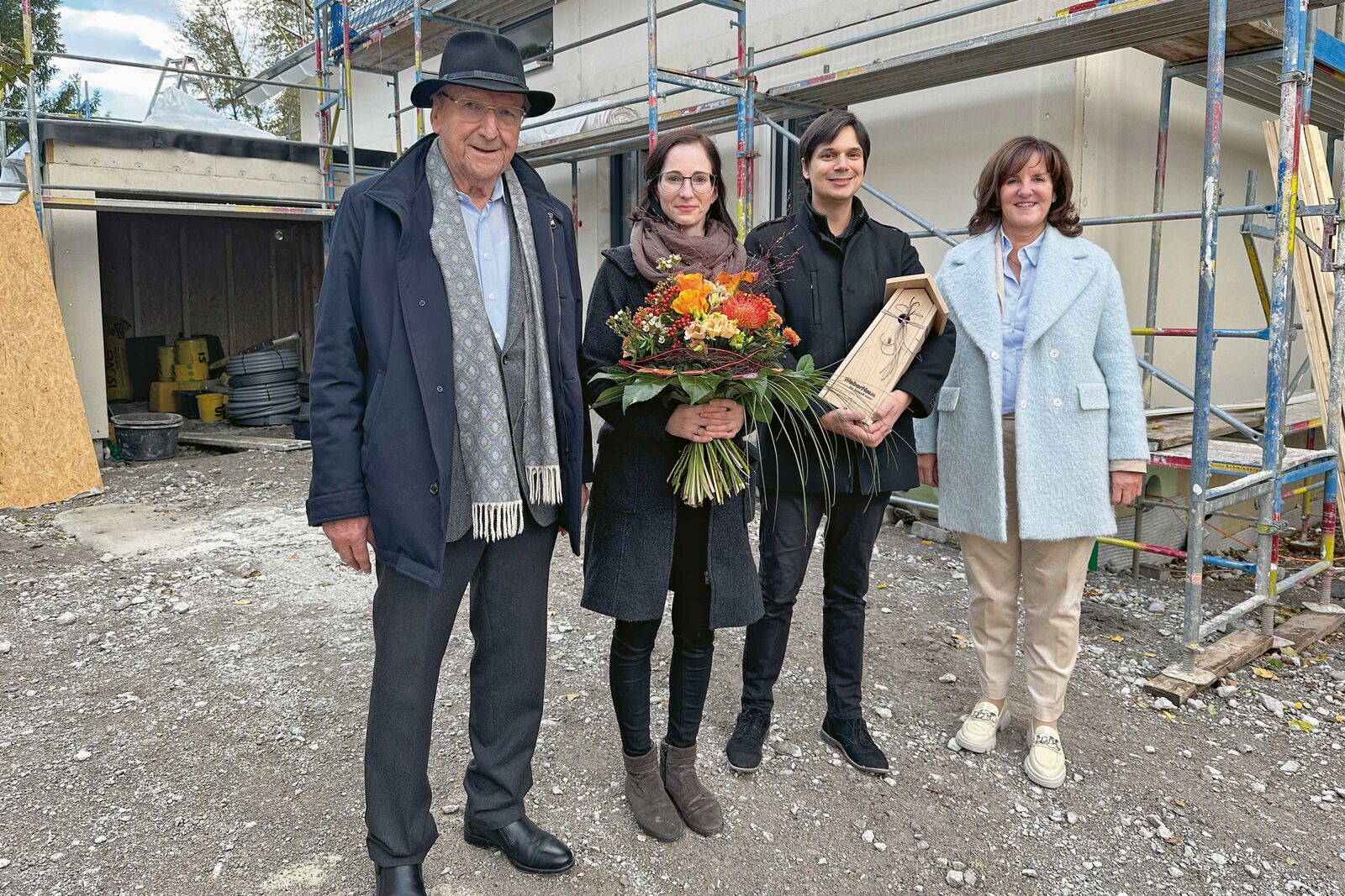 Firmengründer Hans Weber feiert zusammen mit dem glücklichen Baupaar Sandra und Steffen Boos und Geschäftsführerin Heidi Weber-Mühleck (rechts) das 40 000. Weber-Haus.