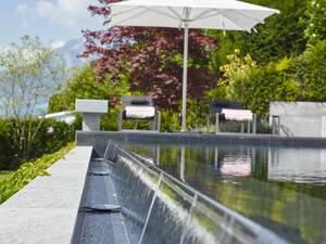 Das Schwimmbad des Typs «Edelweiss» ist mit einer Salz-Elektrolyse-Wasseraufbereitungsanlage ausgestattet und verfügt über vier Massagedüsen. AC Schwimmbadtechnik AG.