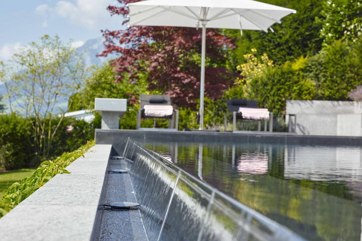 Das Schwimmbad des Typs «Edelweiss» ist mit einer Salz-Elektrolyse-Wasseraufbereitungsanlage ausgestattet und verfügt über vier Massagedüsen. AC Schwimmbadtechnik AG.