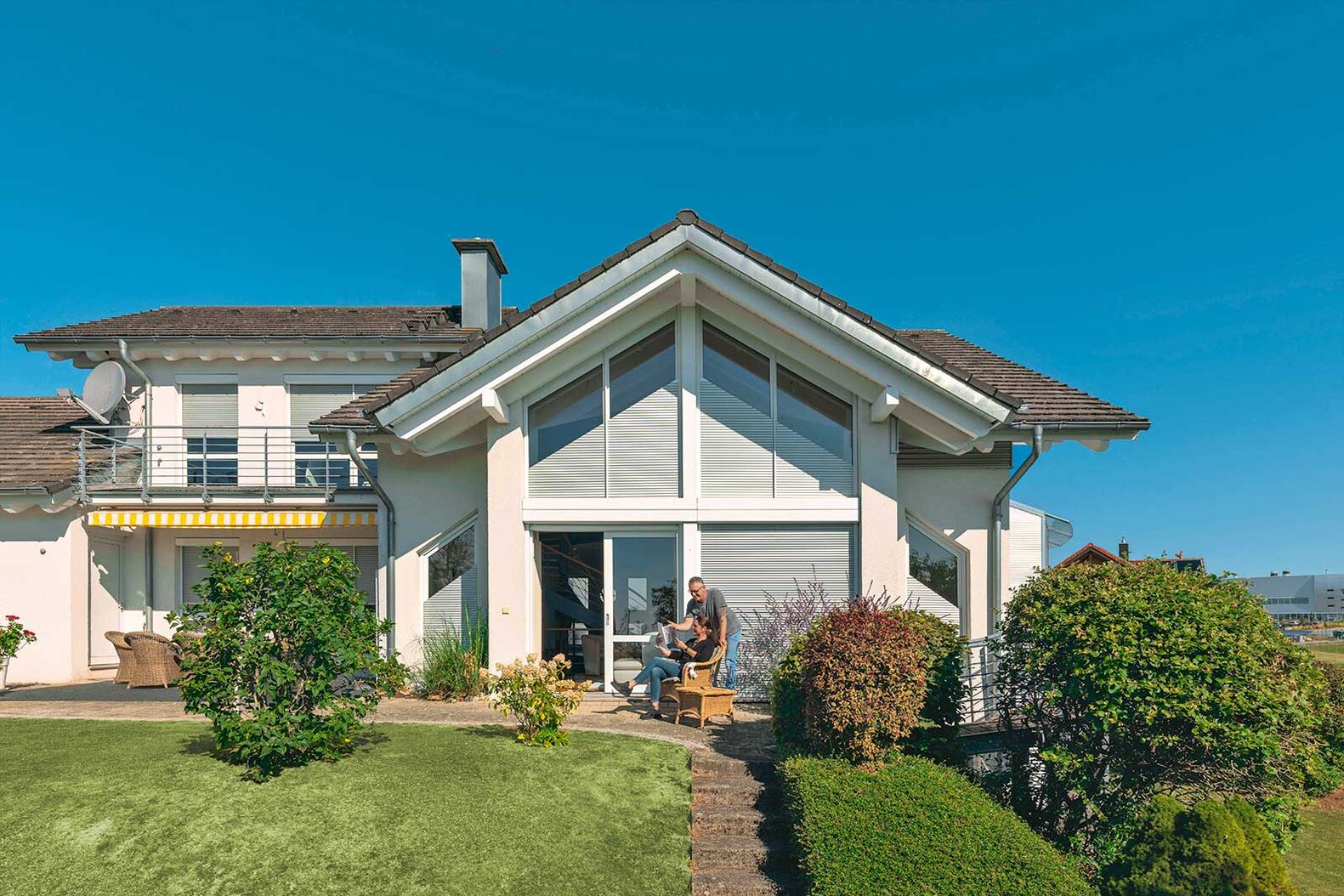 Die Schanz Rollladensysteme GmbH verbaut individuell angefertigte Rollläden für fast alle Fenstertypen wie Dach­fenster, runde oder halbrunde, mehreckige oder asymmetrische Formen. www.schanz.de