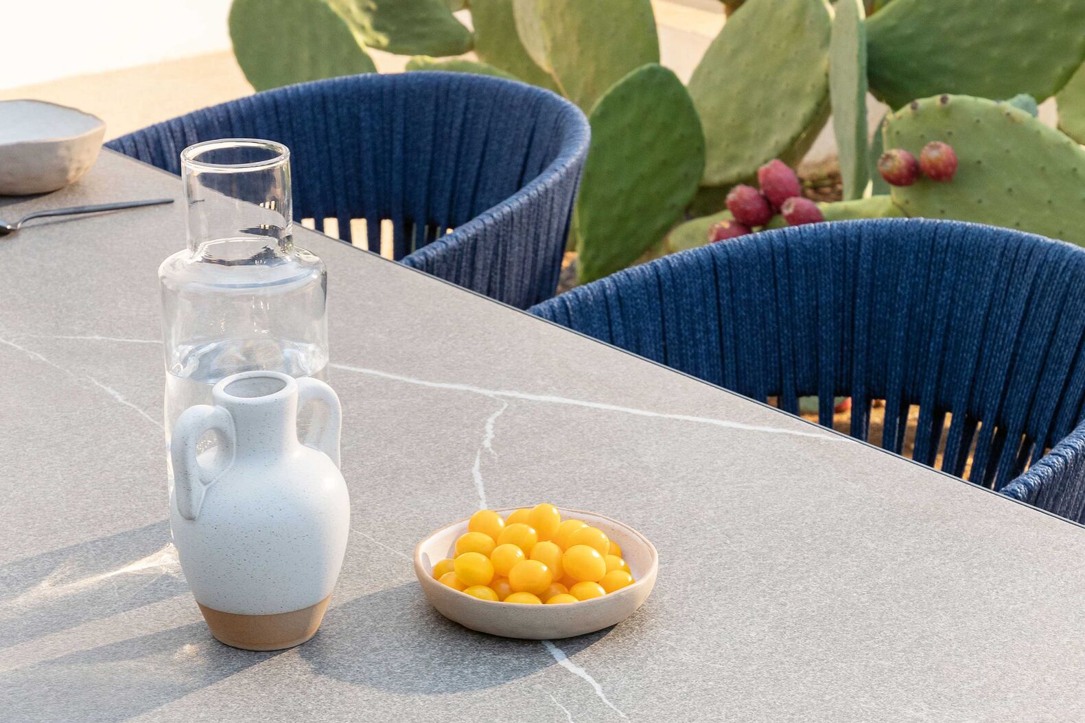 Auch der Tisch will zum Ambiente im Aussenbereich passen. Der Tisch «Moai» mit der widerstandsfähigen Feinsteinzeugplatte in Rauchgrau passt zu unterschiedlichen Einrichtungsstilen. Fast spa, www.fastspa.com