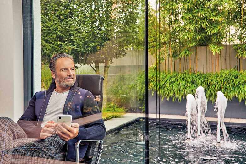 Während der Arbeit oder einer gemütlichen Kaffeerunde dem Plätschern des Wassers im eigenen Garten zuhören, wirkt wahrlich beruhigend. Ausserdem ist das Wasserspiel  ein schöner Blickfang. Oase GmbH, www.oase.com