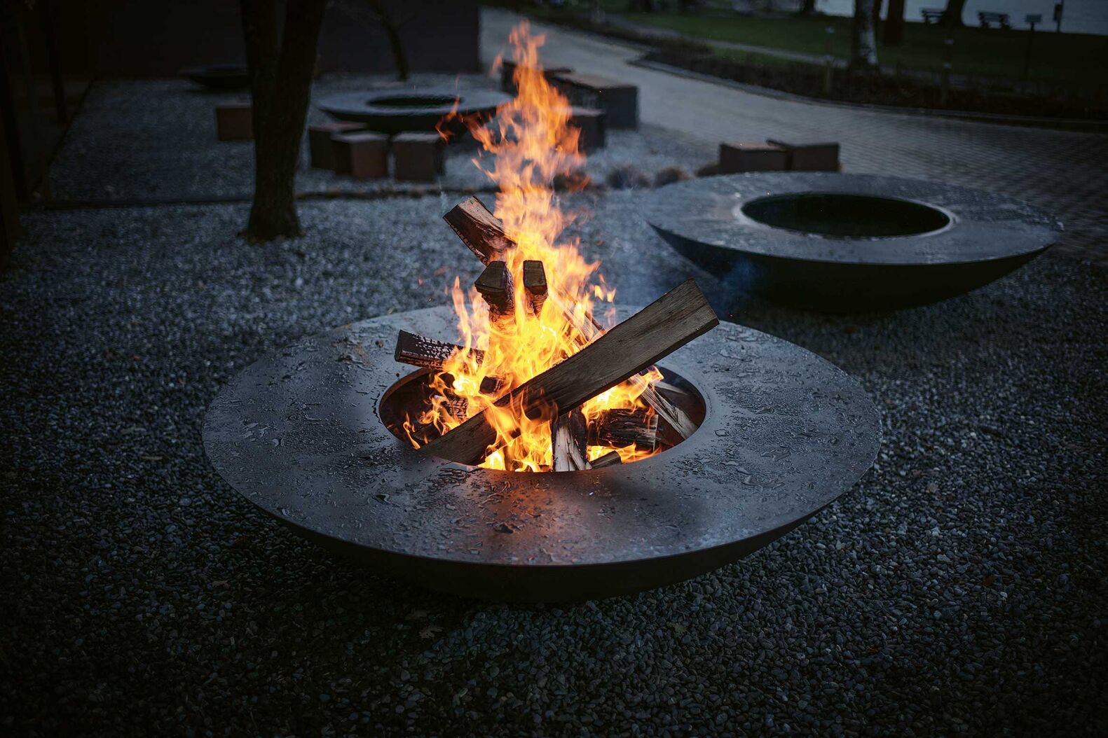 Stahlplastiker Andreas Reichlin hat mit dem «Feuerring» ein Designobjekt mit Kultstatus geschaffen, eine formvollende­te Skulptur, die Genuss für alle Sinne bietet. Feuerring GmbH, www.feuerring.ch