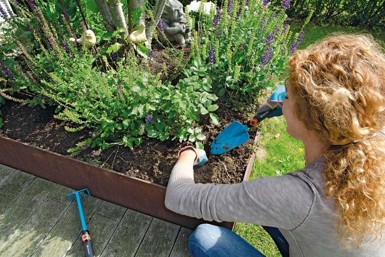 Das richtige Werkzeug: Im eigenen Garten arbeiten und diesen zu pflegen, ist pure Leidenschaft. Der Einsatz der richtigen Arbeitsgeräte ist dabei eine wichtige ­Komponente. Genau hier bietet Gardena, eine Marke der Husqvarna Group, seit über 50 Jahren wertvolle Unterstützung. Das breite Sortiment ­bietet alles, was es fürs entspanntere Arbeiten braucht – seien es innovative Lösungen und Systeme für Bewässerung, Rasenpflege, ­Baum- und Strauchpflege oder die Bodenbearbeitung. www.gardena.ch