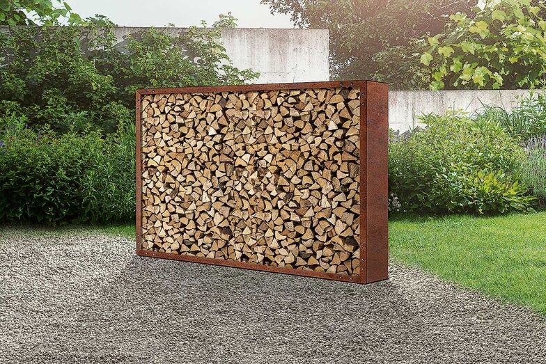 Kreativ gelöst: Ja, auch ein Holzlager kann ein Blickfang sein. Das beweisen die Lösungen der Sager Gartengalerie AG seit über 40 Jahren. Sie überzeugen mit robusten Materialien, zeitlosem Design und perfekter Verarbeitung. Und die Holz­lager werden nach Mass und ganz nach den Wünschen der Kunden produziert. Das Resultat: Ein harmonisches Zusammenspiel von Funktion und Ästhetik. www.hochbeet-sager.ch