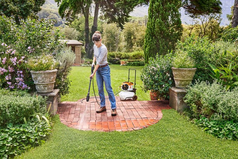 Kraftvolle Aussenreinigung ohne Kabel: Ein Accessoire für Reinigungsarbeiten im Garten. Der leicht tragbare Akku-Hochdruckreiniger «REA 60 PLUS» sorgt mit einem maximalen Druck von 130 Bar für eine gründliche Säuberung auf dem gesamten Grundstück. Dank des leistungsstarken Akkus sind keine Stromkabel erforderlich. Das Gerät kann sowohl über einen gewöhnlichen Wasseranschluss als auch im Ansaugbetrieb, etwa aus einer Regentonne, mit Wasser versorgt werden. Ein abnehmbarer Wassertank ist als Zubehör erhältlich. Stihl Vertriebs AG, www.stihl.ch