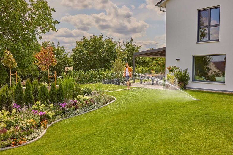Smarte Bewässerung: Mit dem Bewässerungssystem «AquaPrecise» wird die Rasenbewässerung neu definiert und als komfortable Komplettlösung vereinfacht. Die konturgenaue Einrichtung von Gardena verteilt das Wasser gleichmässig und präzise und berücksichtigt dabei die Form der Rasenfläche. Der individuelle Umriss der Rasenfläche sowie die Bewässerungszeit und -dauer sind einfach über eine spezifische App programmierbar. Husqvarna Schweiz AG, www.gardena.com