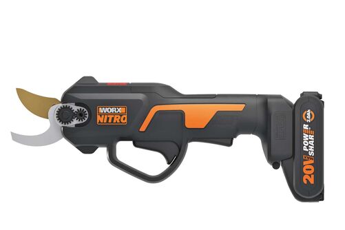 Die Akku-Astschere «Worx WG330 NITRO» hilft dabei, Gehölze äusserst effizient und ohne grosse Anstrengung von altem Geäst bis zu einer Dicke von 2,5 Zentimetern zu befreien. www.worx-europe.com