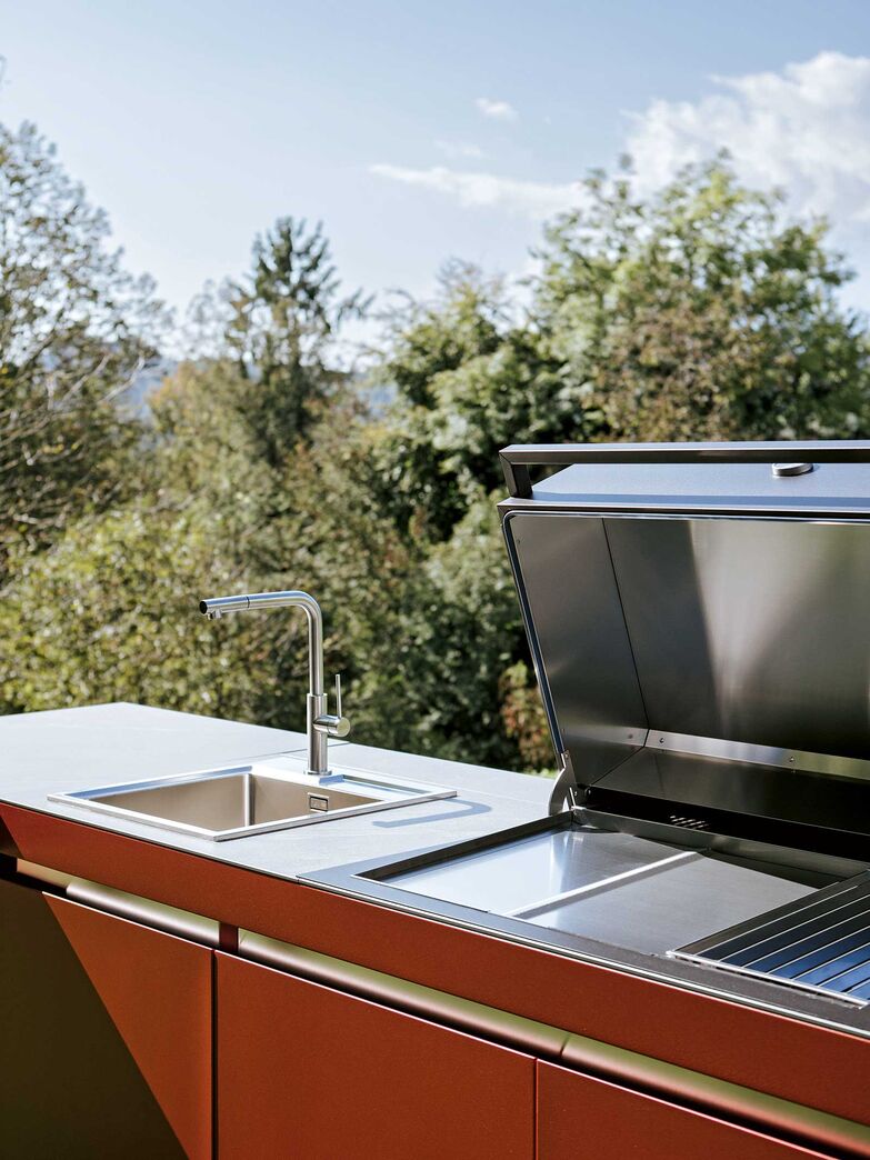 Bei diesem Grill in modernem Design wird das Fett in einer Fettschale sauber aufgefangen. Dank des Backsets lassen sich sogar Brot oder Pizza zubereiten. Auf Wunsch sind zusätzliche Extras wie Waschbecken, Kühlschrank, Ice-Maker oder Wokplatte erhältlich. Art of Fire GmbH, www.artoffire.ch