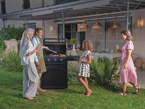 Der «3 Series Onyx S» von Camping Gaz begleitet Grillbegeisterte durch den lauen Sommerabend. Camping Gaz (Schweiz) AG.