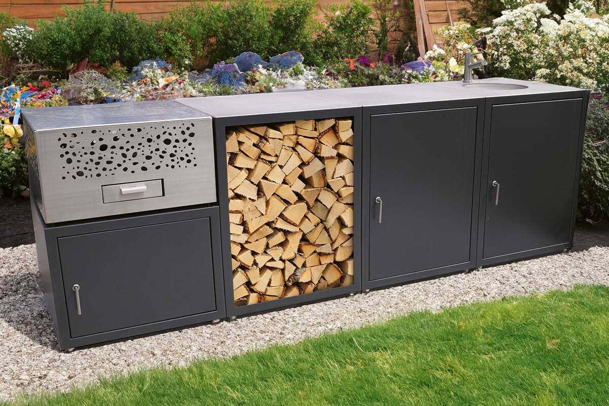 Beim Flammengrill «Culina Modularis» vereinen sich ästhetischer Genuss und geselliges Beisammensein. Neben der Grillfunktion ergänzen Schränke, Holzlager, Waschbecken und ein Kühlschrank die elegante Outdoorküche. Flammengrill AG.